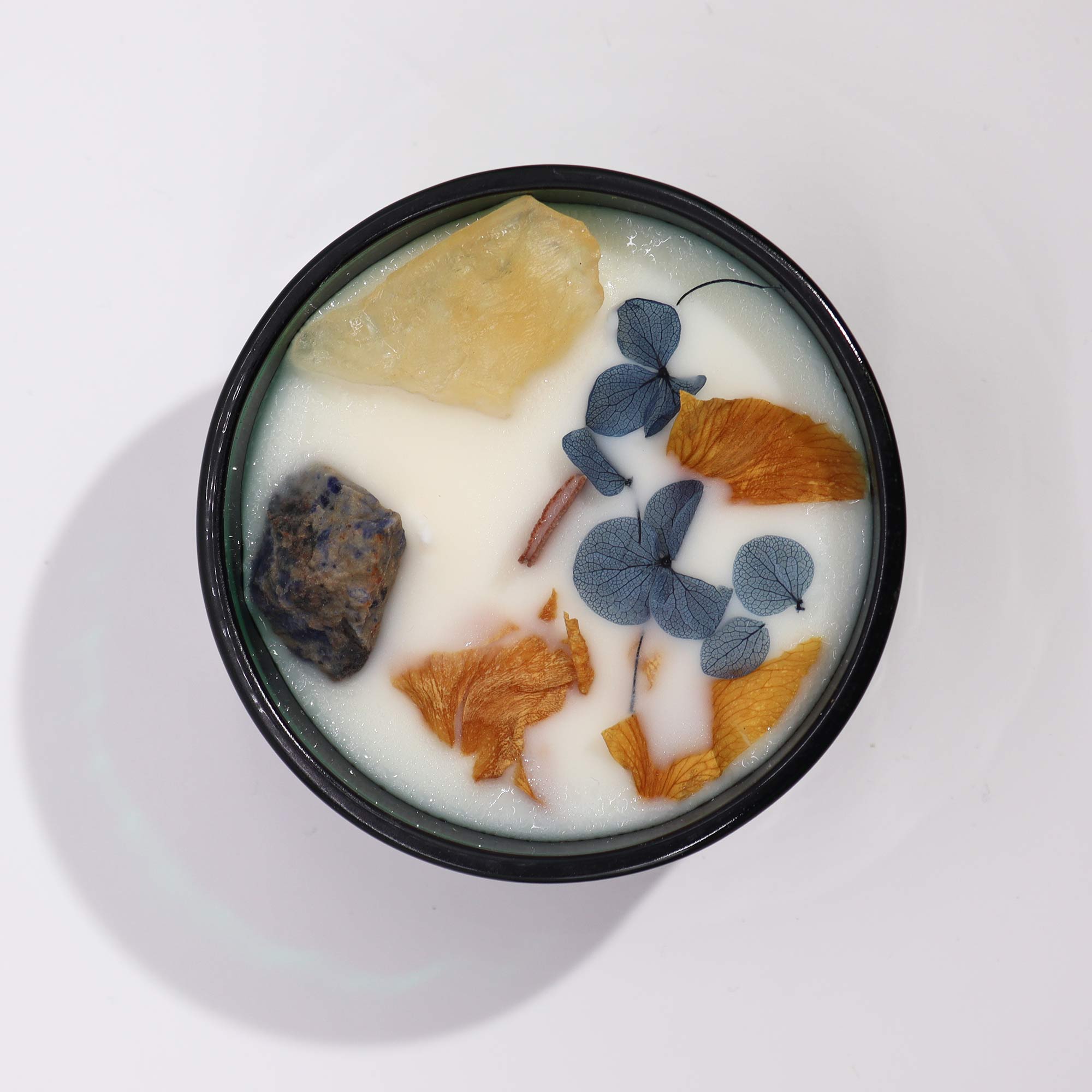 Świeca Hop Hare z Kamieniami i Kwiatami – Słońce | Cytrynowy Horyzont | Cytryn & Sodalit - obrazek 4