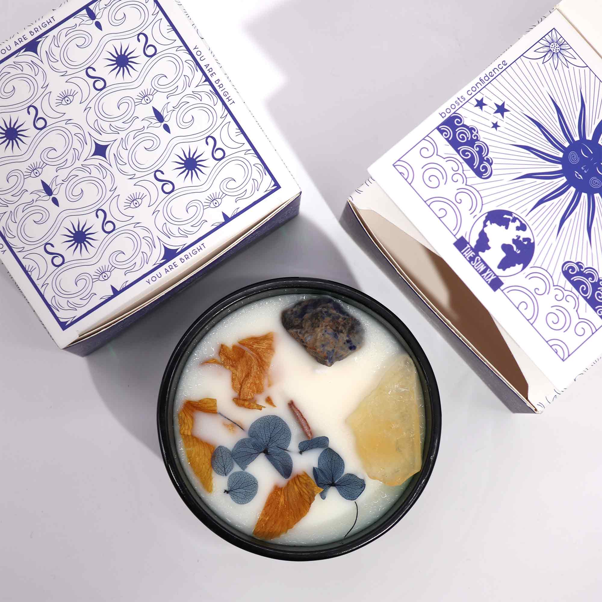 Świeca Hop Hare z Kamieniami i Kwiatami – Słońce | Cytrynowy Horyzont | Cytryn & Sodalit - obrazek 5