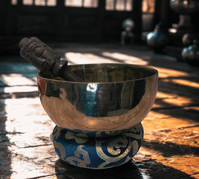 Mała Błyszcząca Ręcznie Robiona Misa Dźwiękowa 13 cm – Zestaw Premium (misa + pałeczka Budda + poduszka) - obrazek 5